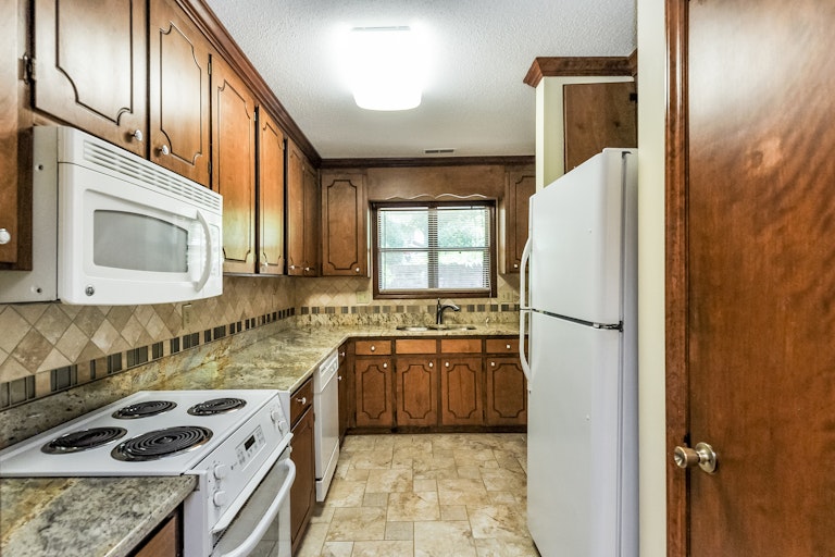 Photo 2 of 25 - 151 Clancy Cir, Cary, NC 27511