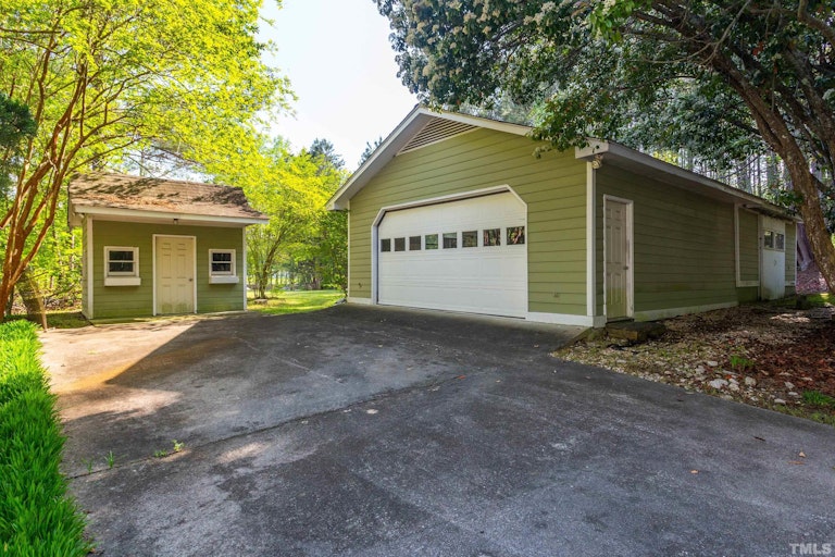 Photo 8 of 42 - 9312 N Manor Dr, Zebulon, NC 27597