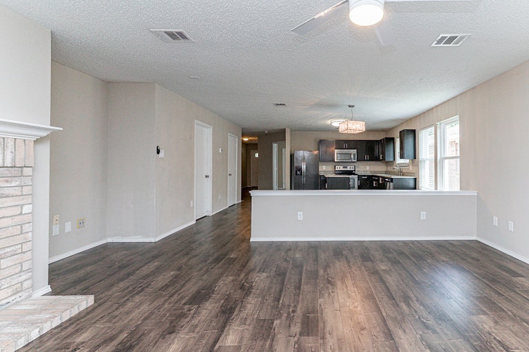 Photo 9 of 19 - 2552 Pilgrim Rest Dr, Dallas, TX 75237