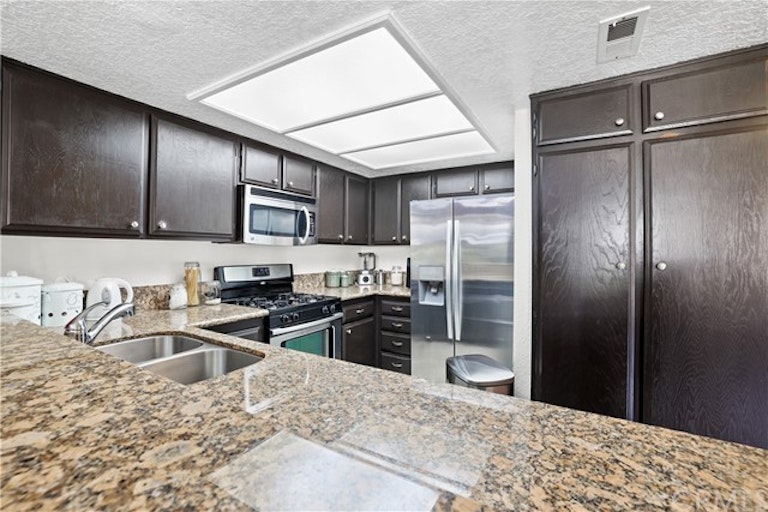 Photo 15 of 39 - 25631 Mont Pointe #7D, Lake Forest, CA 92630