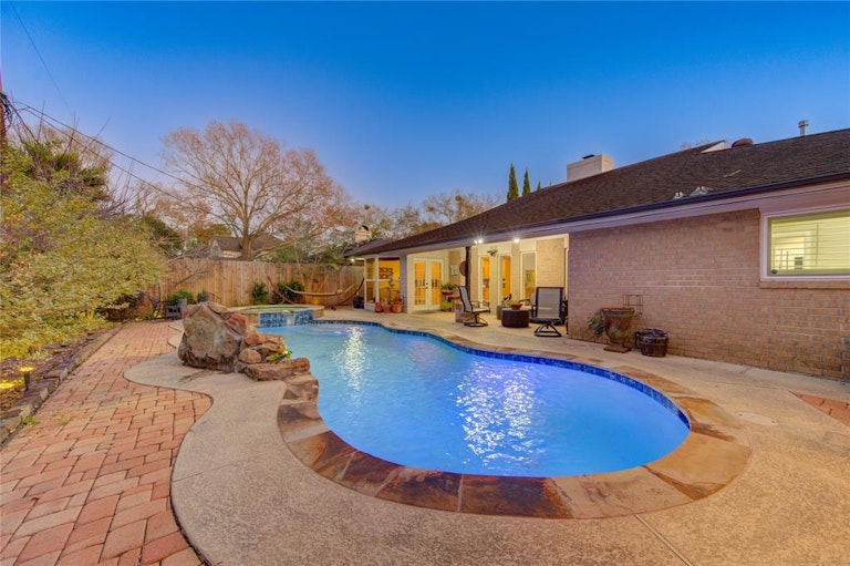 Photo 3 of 32 - 14118 Barryknoll Ln, Houston, TX 77079