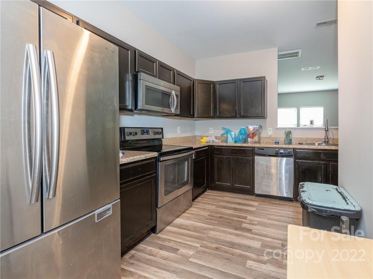 Photo 19 of 35 - 926 Corvus Ct, Charlotte, NC 28216