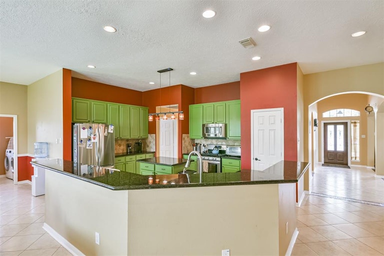 Photo 13 of 41 - 3111 Genessee Creek Ln, Friendswood, TX 77546