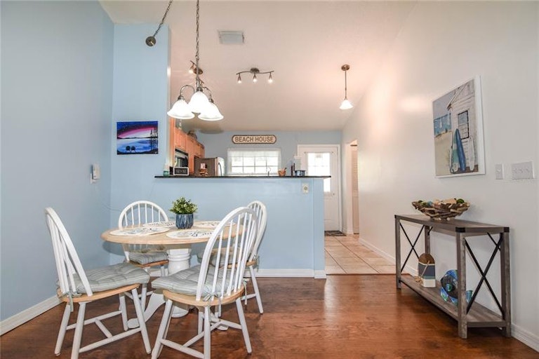 Photo 8 of 29 - 252 Sea Mist Dr, Treasure Island, FL 33706