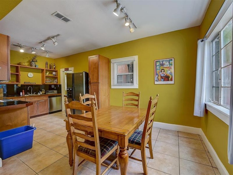 Photo 12 of 42 - 2010 Burlington Ave N, Saint Petersburg, FL 33713