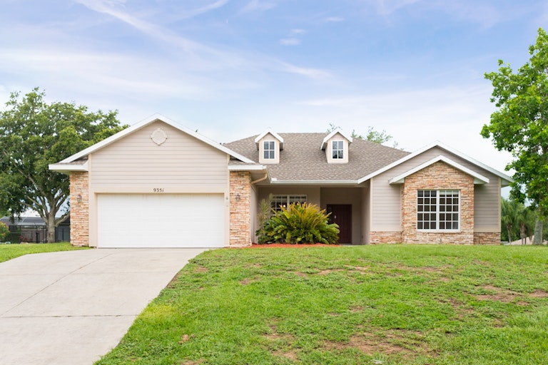 Photo 1 of 20 - 9351 Meadow Crest Ln, Clermont, FL 34711