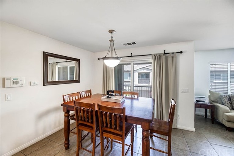 Photo 11 of 26 - 19326 Opal Ln #326, Santa Clarita, CA 91350