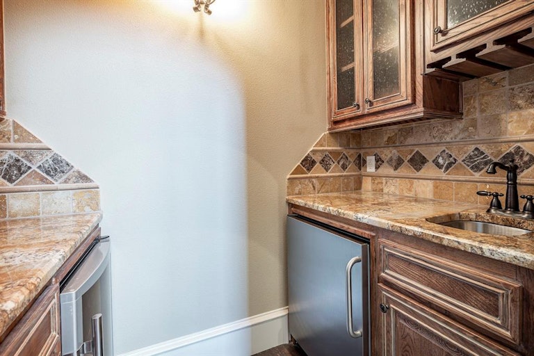 Photo 11 of 40 - 6624 Sondra Dr, Dallas, TX 75214