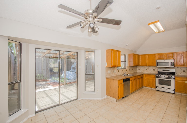 Photo 8 of 29 - 6205 Sasaki Way, Garland, TX 75043