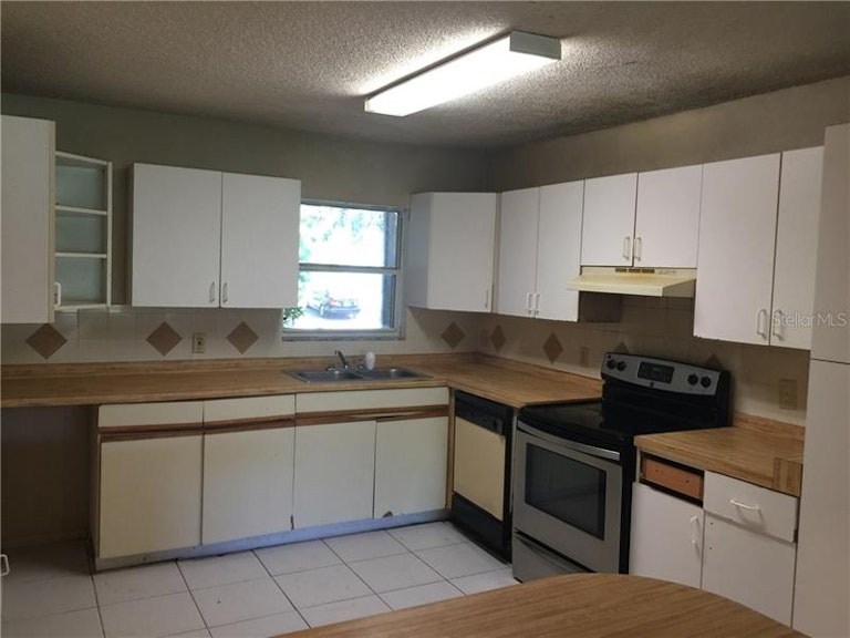 Photo 8 of 24 - 1040 31st St E, Palmetto, FL 34221