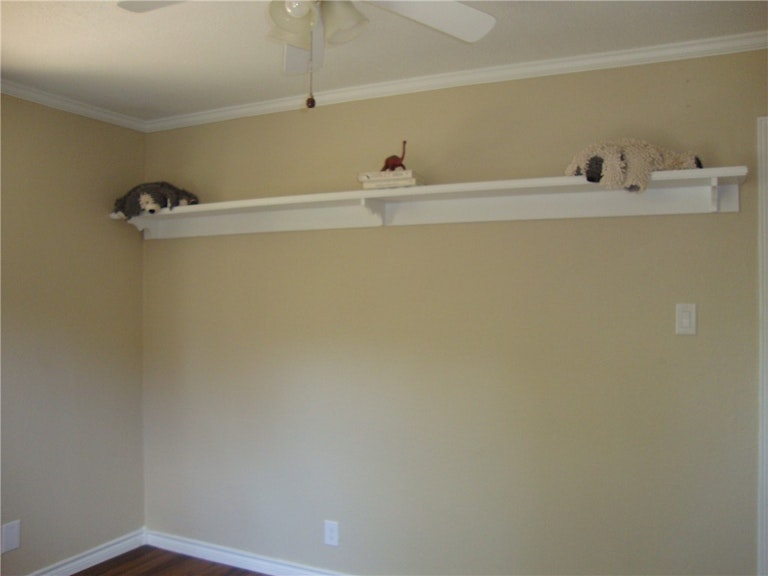 Photo 16 of 25 - 10716 Sunny Ln, Jonestown, TX 78645