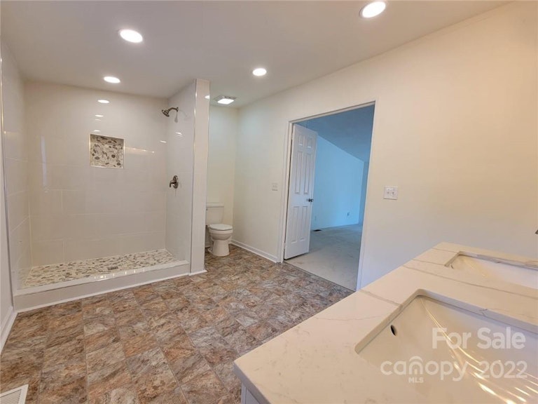 Photo 15 of 28 - 6036 Frazier Dr, Davidson, NC 28036