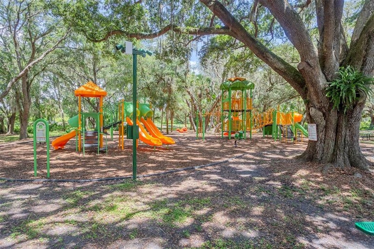 Photo 35 of 38 - 18220 Paradise Point Dr, Tampa, FL 33647