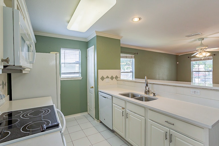 Photo 7 of 16 - 702 Claude W Black, San Antonio, TX 78203