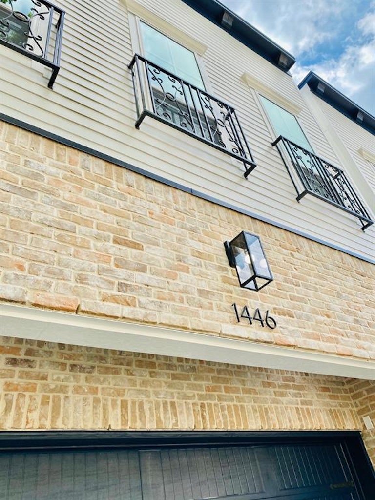 Photo 2 of 46 - 1420 Alexander St, Houston, TX 77008