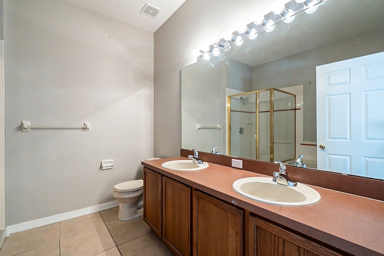 Photo 8 of 33 - 1621 Anna Catherine Dr, Orlando, FL 32828
