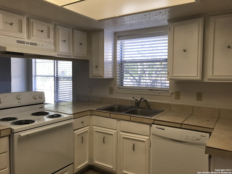 Photo 4 of 17 - 14227 Ridge Meadow Dr, San Antonio, TX 78233