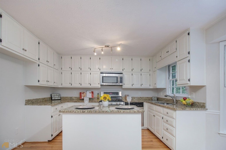 Photo 5 of 46 - 2895 Shurburne Dr, Alpharetta, GA 30022