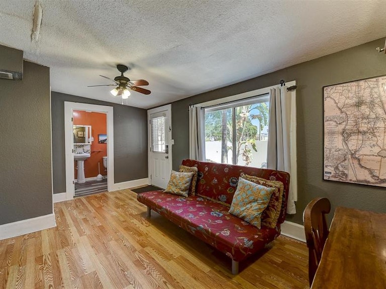 Photo 27 of 42 - 2010 Burlington Ave N, Saint Petersburg, FL 33713