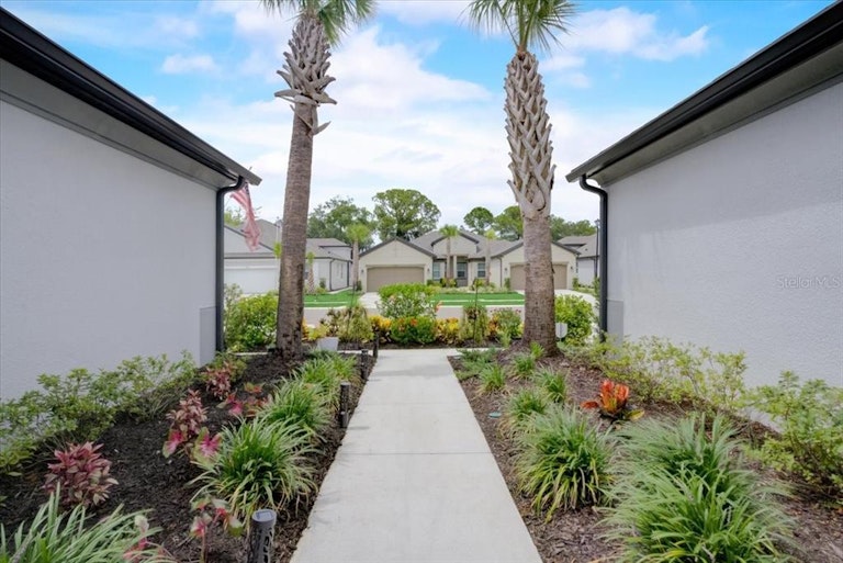 Photo 10 of 38 - 6026 Amberly Dr, Bradenton, FL 34208