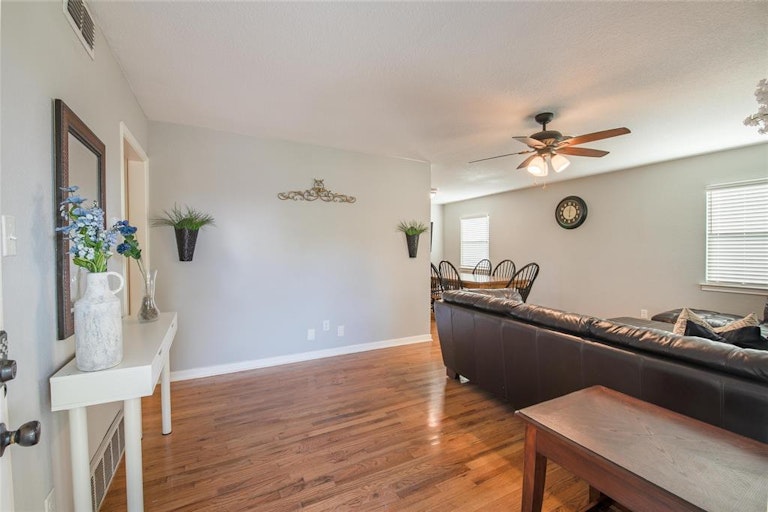 Photo 7 of 27 - 7832 Mary Frances Ln, North Richland Hills, TX 76180