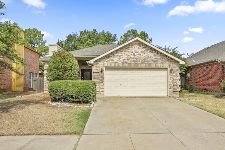 Photo 1 of 25 - 2981 Thames Trl, Fort Worth, TX 76118