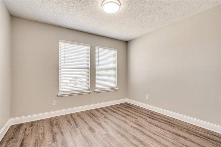 Photo 31 of 35 - 612 Woodland Manor Dr, Cedar Hill, TX 75104