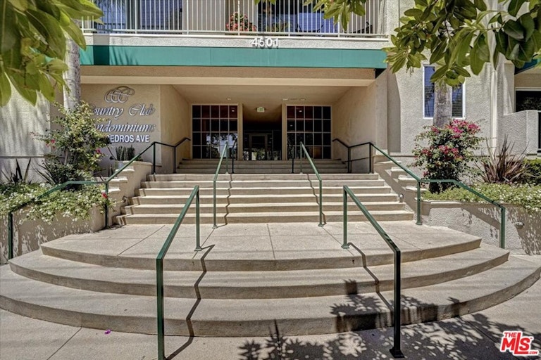 Photo 1 of 27 - 4501 Cedros Ave #324, Sherman Oaks, CA 91403