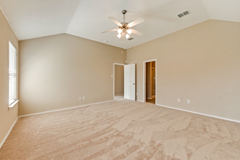 Photo 5 of 24 - 305 Mystic River Trl, Fort Worth, TX 76131