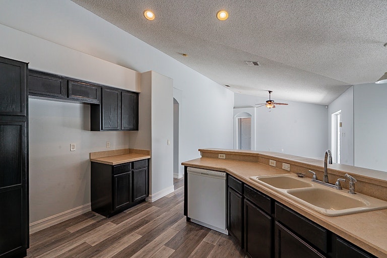 Photo 9 of 34 - 16220 Magnolia Hill St, Clermont, FL 34714