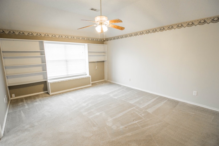 Photo 15 of 36 - 415 Camp Creek Dr, Arlington, TX 76002