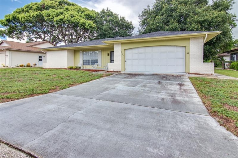 Photo 2 of 43 - 8806 Shenandoah Ln, Hudson, FL 34667