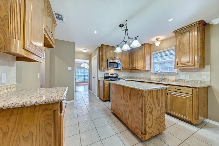 Photo 7 of 28 - 2225 Park Hurst Dr, Arlington, TX 76001