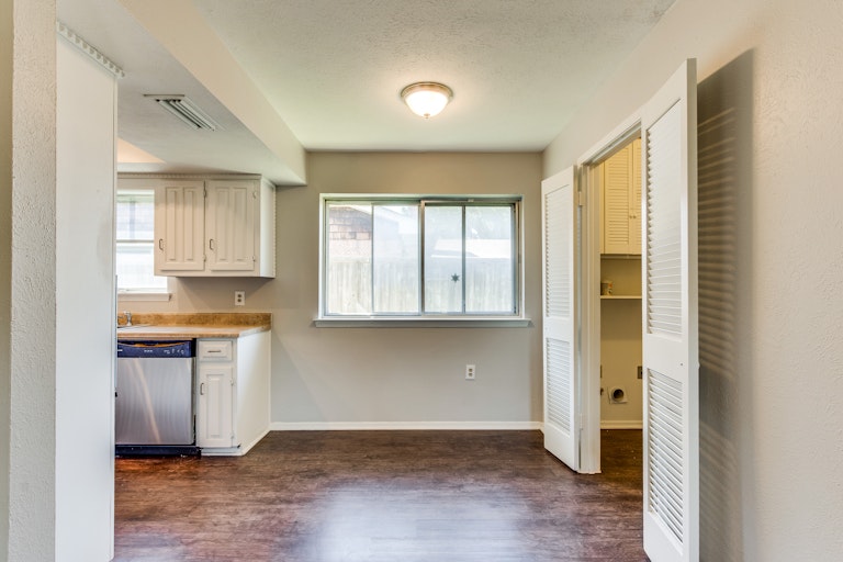 Photo 10 of 30 - 3605 Mosswood Dr, Garland, TX 75042