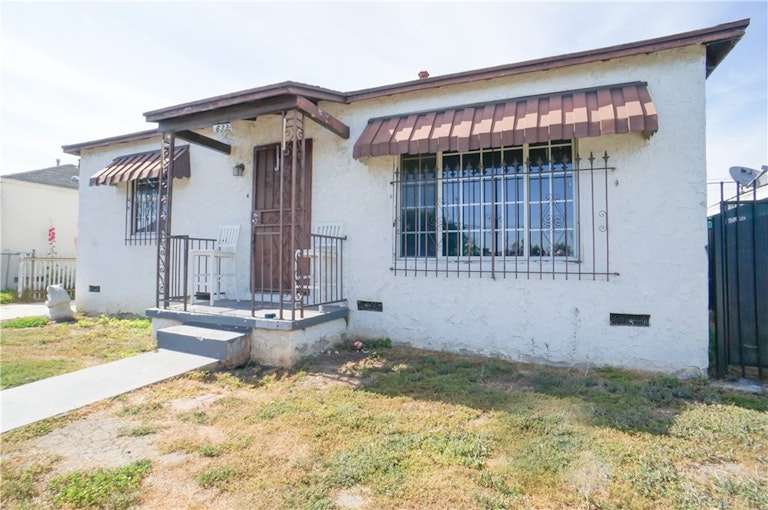 Photo 1 of 16 - 633 W Cressey St, Compton, CA 90222