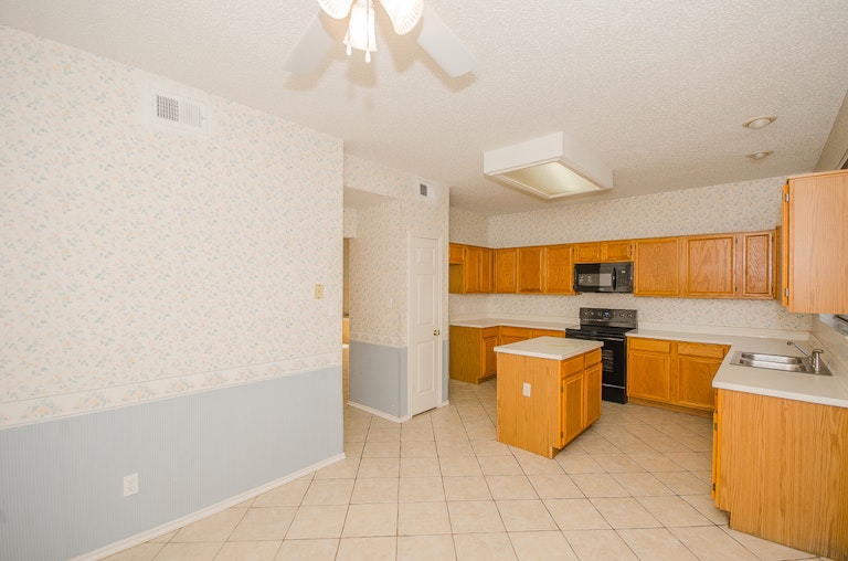 Photo 3 of 25 - 112 Marshall Dr, Cedar Hill, TX 75104