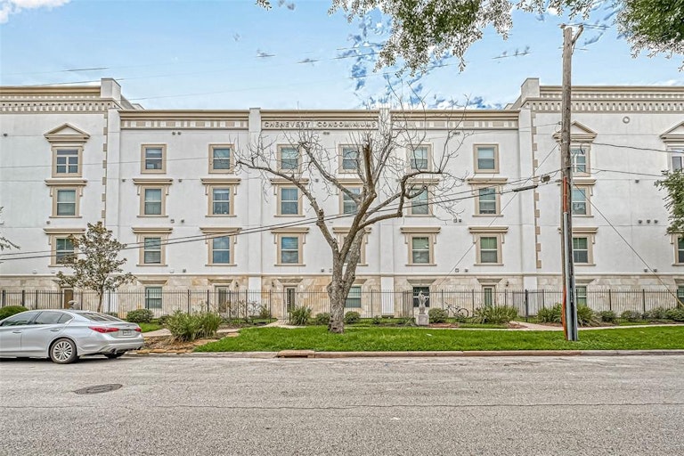 Photo 1 of 21 - 3501 Chenevert St #17, Houston, TX 77004