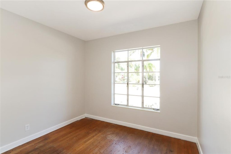 Photo 18 of 35 - 2601 Upton St S, Gulfport, FL 33711