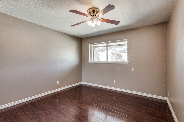Photo 15 of 21 - 509 Valley Park Dr, Garland, TX 75043