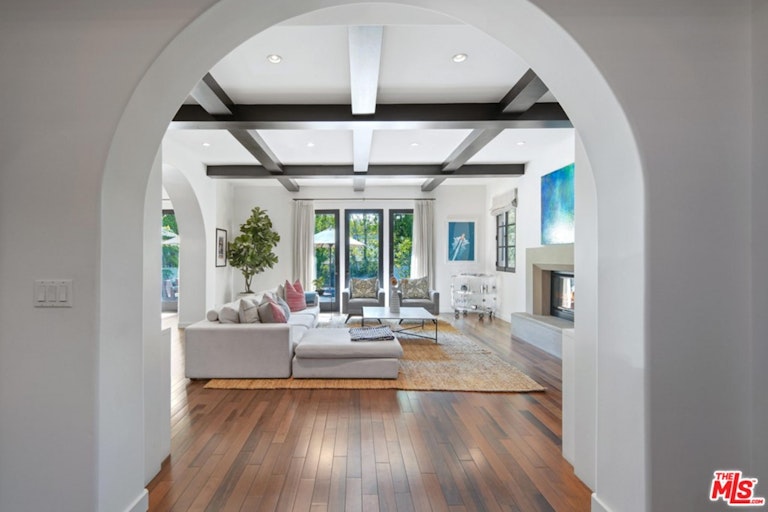 Photo 4 of 24 - 115 S Edinburgh Ave, Los Angeles, CA 90048