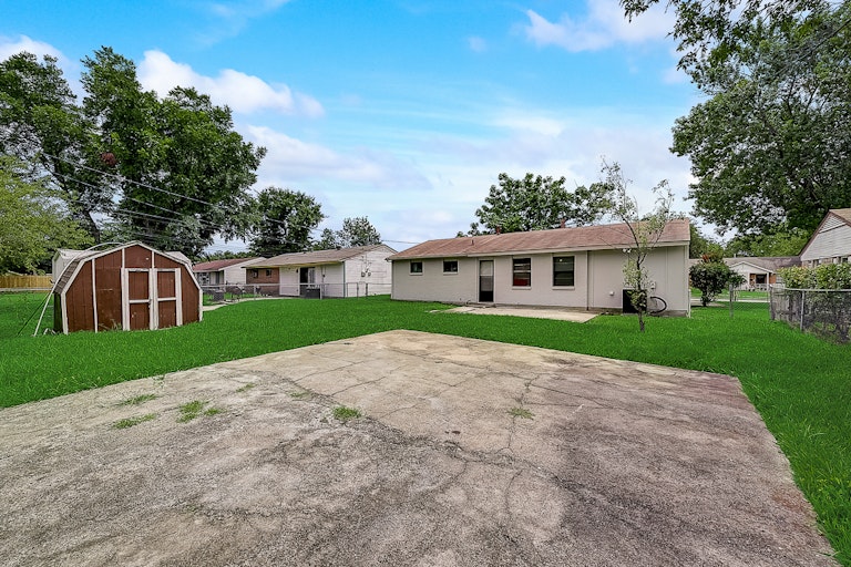 Photo 5 of 36 - 6363 Godfrey Ave, Dallas, TX 75217