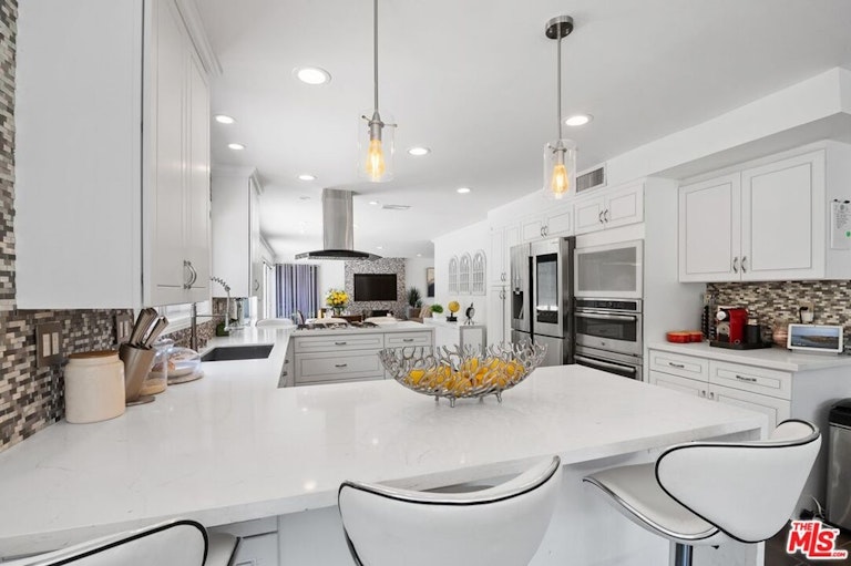 Photo 15 of 37 - 22334 Liberty Bell Rd, Calabasas, CA 91302