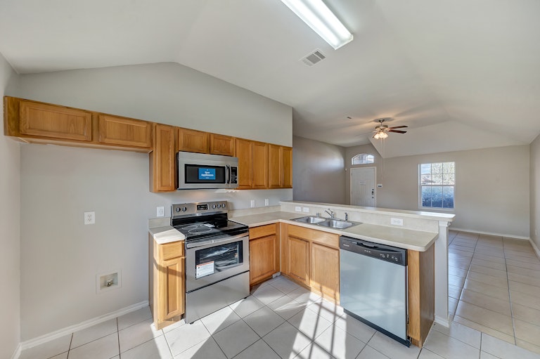 Photo 3 of 23 - 1143 Galicia Ln, Dallas, TX 75217