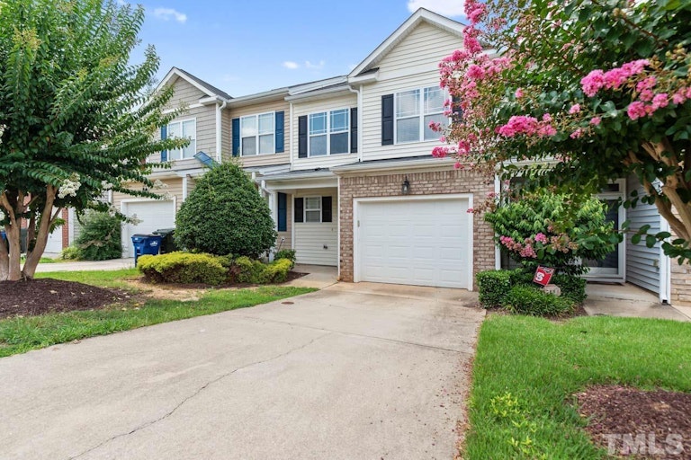 Photo 2 of 34 - 2216 Stoney Spring Dr, Raleigh, NC 27610