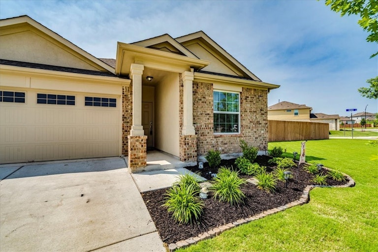 Photo 21 of 27 - 1100 Nokota Bnd, Georgetown, TX 78626
