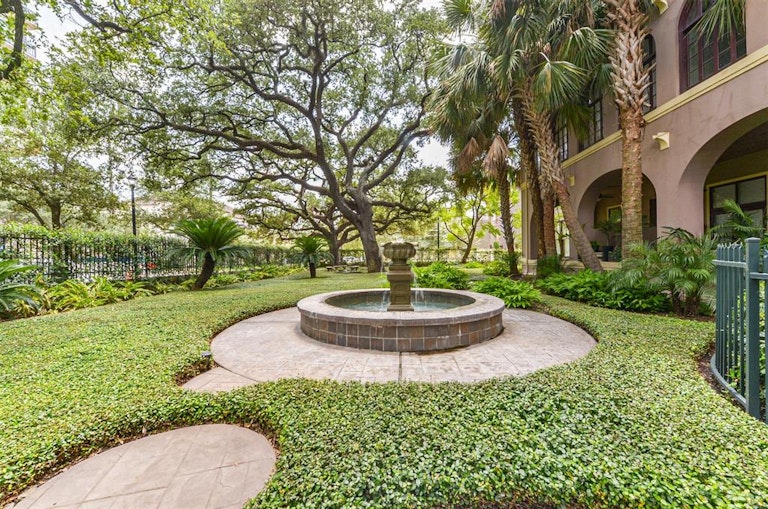 Photo 32 of 44 - 2700 Albany St #3B, Houston, TX 77006