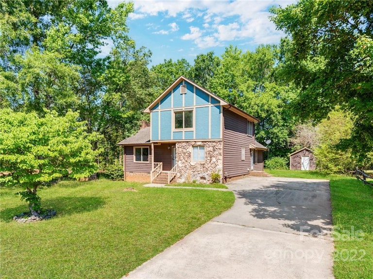 Photo 2 of 38 - 2654 Castle Hill Rd, Gastonia, NC 28052