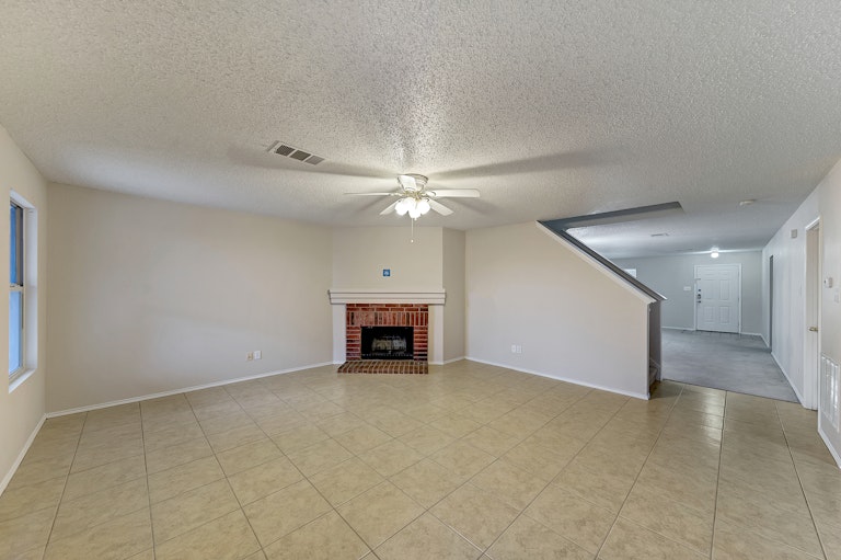 Photo 11 of 37 - 5301 Royal Birkdale Dr, Fort Worth, TX 76135