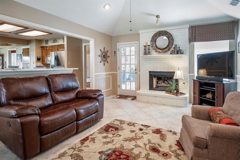 Photo 5 of 24 - 2206 Timberline Dr, Carrollton, TX 75007