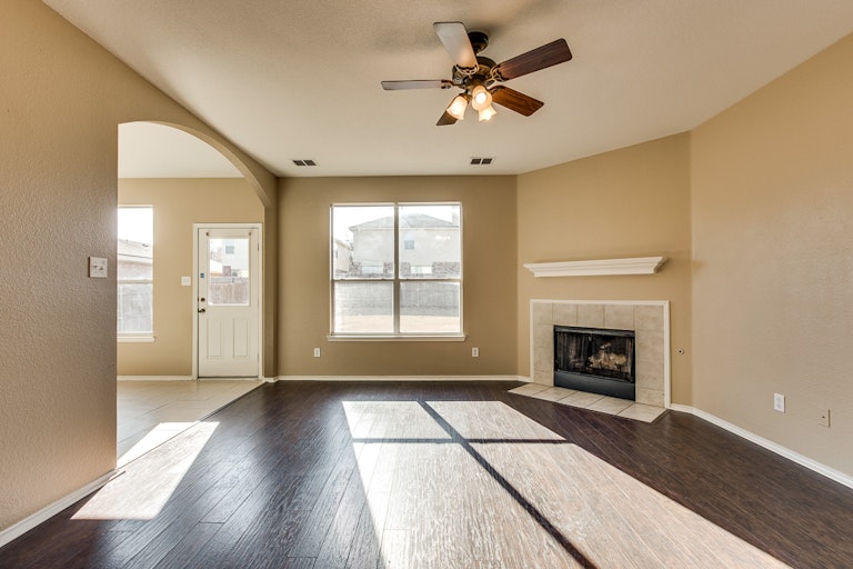 Photo 7 of 31 - 2700 Mountain Lion Dr, Fort Worth, TX 76244